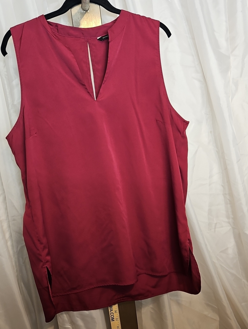Banana Republic Sleeveless Keyhole Shell in Deep Raspberry